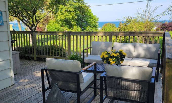 Kincardine House | 3 Min walk to the beach and town, 3 Bed, 2 Bath house!