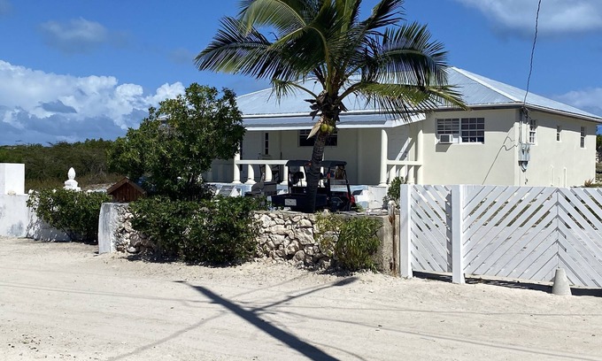 North District Cottage | 3 minute walk from Salt Cay Divers/Dock - 1 Bedroom - Full Kitchen