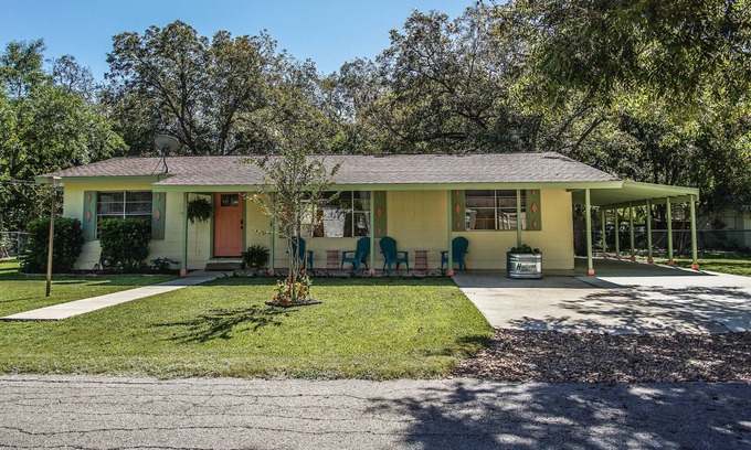 Cibolo House | 3 minute walk to main street, Cibolo Texas. Shopping, dancing and dining nearby.