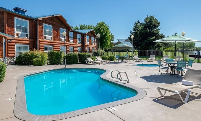 Boardman Hotel | 3 Spacious Rooms w/King and Queen Beds, Fantastic Views of Columbia River