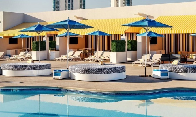 Gateway District Hotel | 3 x Elite 2 Queens at The STRAT Hotel, Casino & Tower