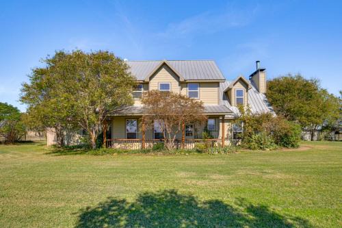 Nemo House | 30 Mi to Fort Worth Rural Retreat with Patio!