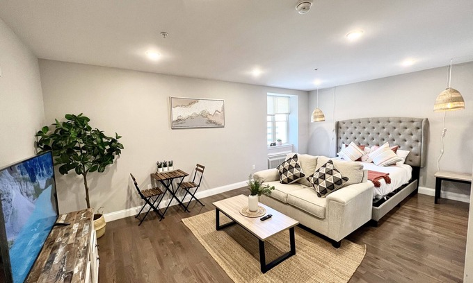 Logan Square Apartment | 302 Comfy Cabin 1BR apartment in center city of Philadelphia . Pet-Friendly!