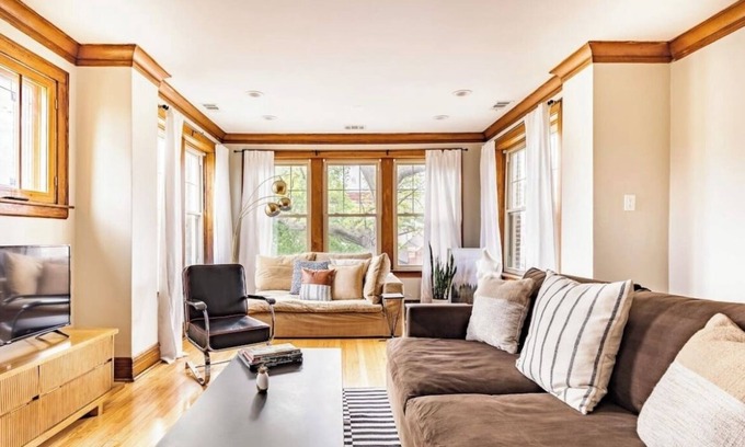 Little Village Apartment | 31+Day Stay. 20 min Drive to Midway, South Loop, Beach, & Museums.