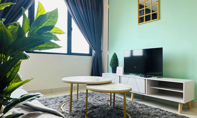 Taman Pertama Condo | 31 Family Suite 7pax 3 Rooms Velocity Mall IKEA Short Walk to MRT & LRT Malur