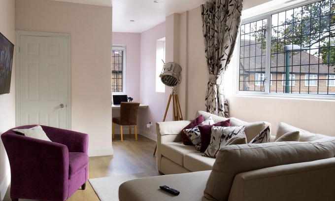 Sutton Apartment | 35 min from London Victoria/2-Bedrooms Flat in the Heart of Cheam Village