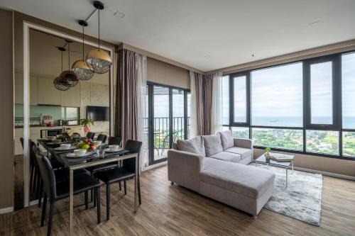 Tha Thaewawong Apartment | 360 Seaview 2BR 22F Sriracha Beach by น้องมังคุด