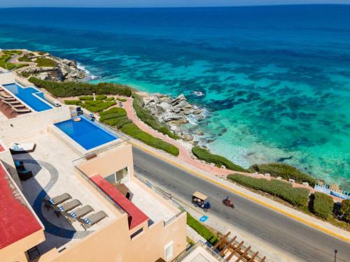 Isla Mujeres Apartment | 360 Views, Waterfront Penthouse, Rooftop Pool