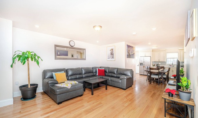 Quincy House | 39 - 3BR - Quincy Stunning Townhouse near Adams