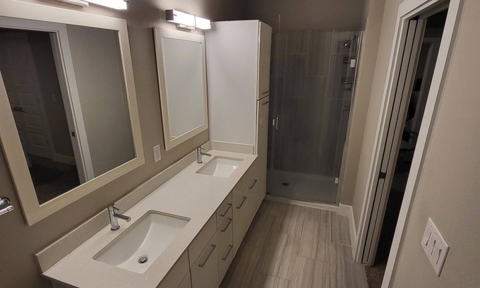 Barker House | 3BDRM TOWNHOUSE! 75IN TV.WIFI!