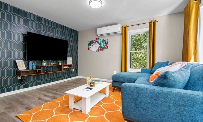 Westside Norwich Apartment | 3BR, 3 Queen Bed, 2.1Mi To Mohegan