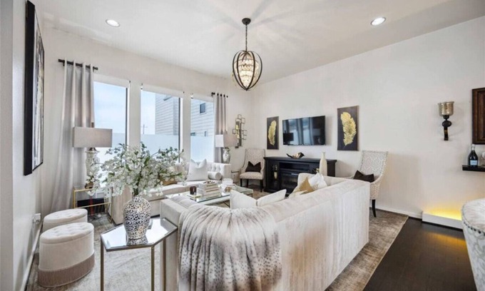 Willow Meadows/Willowbend Area House | 3BR Cheerful Home Long Term