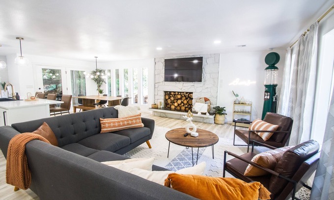 Eugene House | 3BR Renovated pet friendly home in woods near UO campus, Spencers butte & Trails