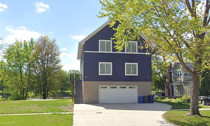 Waterloo House | 3BR River Front with inviting views