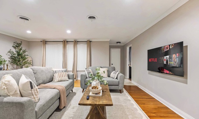 Tinley Park House | 3BR Tranquil Home in Tinley Park