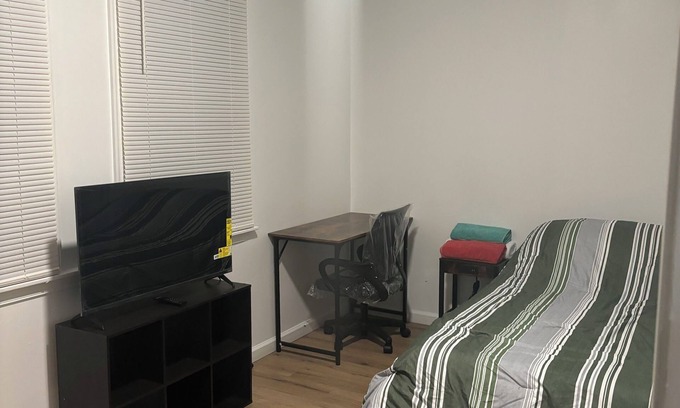 Frankford Apartment | 3rd fl 2-bedroom near Temple ER & Trauma