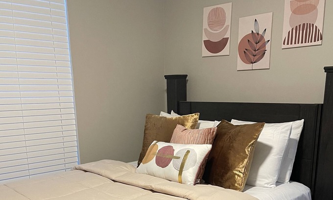 Clarkdale House | 4 bd Luxury King & Queen Suites - Mins to Marietta