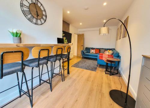 Valentines House | 4 bed 2 bath Spacious House with 2 Driveway parking in Ilford London