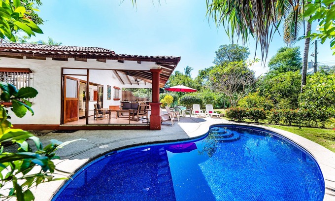 Palm Beach Estates Villa | 4 bed/4 bath w pool and rooftop patio 50m from Beach in Grande