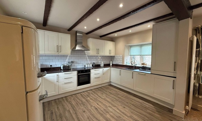 Shoscombe House | 4 Bed - Historic Inn & Cider Pub - Free Parking