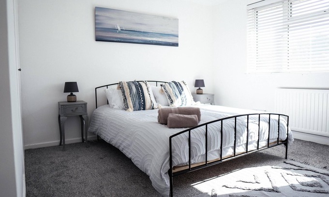 Burton Latimer House | 4-Bed House Sleeps 8 -Private Garden -Free Parking