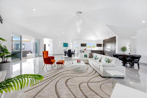 Sandy Hill Villa | 4-Bed Villa Pool Parking