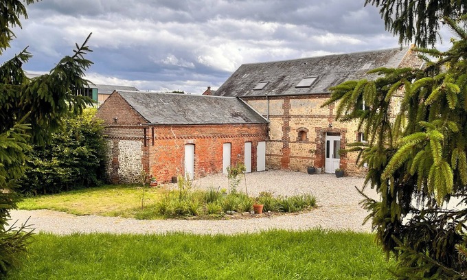 Saint-Quentin-des-Pres Apartment | 4-bedroom apartment in the countryside between Beauvais (25kms) and Rouen (50kms)