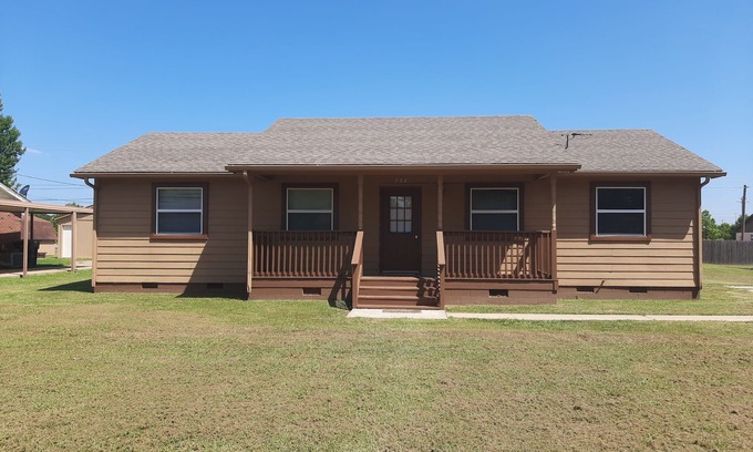 Skiatook House | 4 Bedroom-2 Full BathsnClose to lake - 20 min to airport