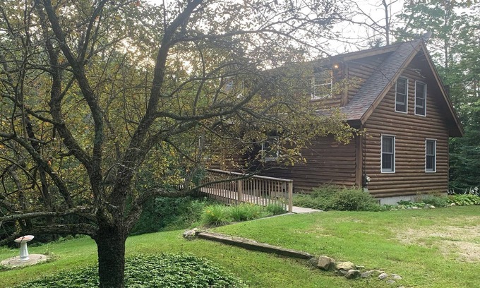 Londonderry Cabin | 4-bedroom cabin near skiing in charming Peru