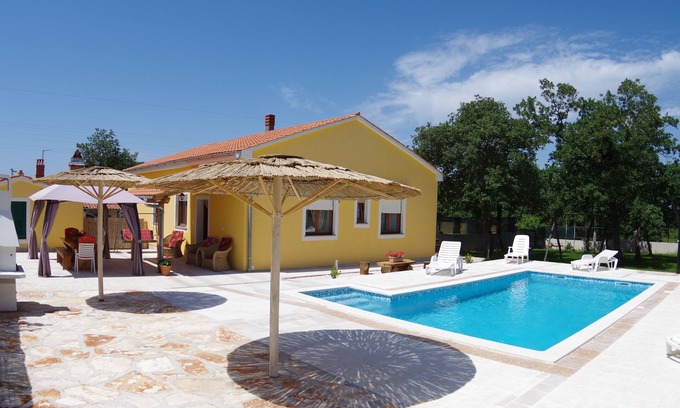 Vodnjan House | 4 bedroom holiday house with private pool in village Sveti Kirin, pet friendly
