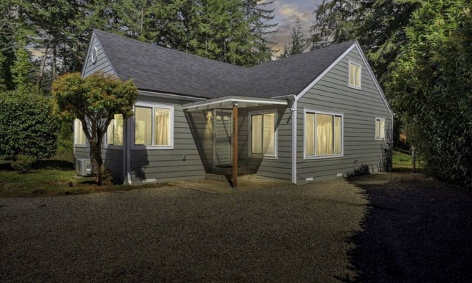 Dunes City House | 4-bedroom house in tranquil Florence with WiFi, AC. Book now