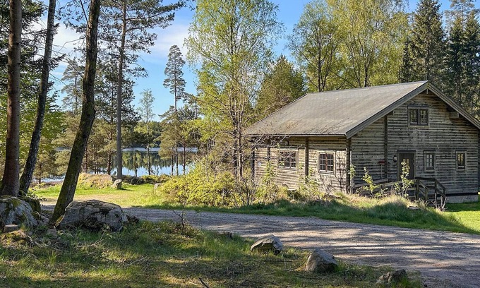 Fegen House | 4 bedroom pet friendly home in Fegen