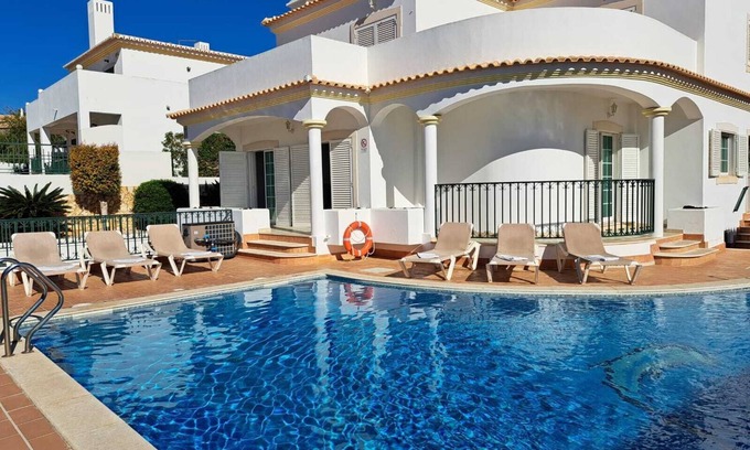 Correeira Villa | 4 Bedroom Villa Private Pool + Free WIFI + BBQ in Albufeira Center