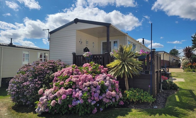 Aldborough House | 4 Berth Holiday Caravan with stunning sea views 5☆rated with elevated deck