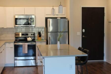 Ames Apartment | 4 mi to Jack Thrice Stadium + hot tub