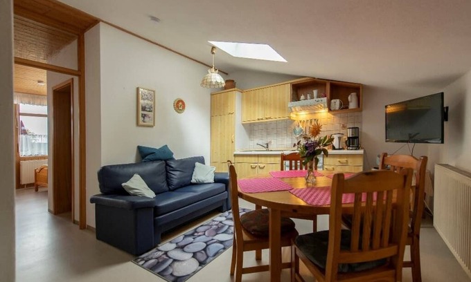 Moosbach Apartment | 41qm große 2-Zimmerwohnung mit Balkon für 2 bis 3 Personen