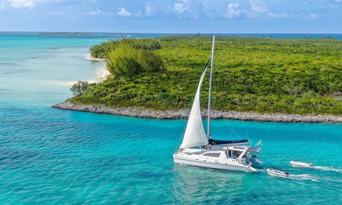 Lubbers Quarters Cay Boat Rental | 47ft luxury Leopard sailing Catamaran