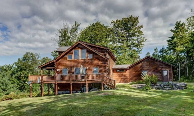 Whitefield House | 489O Beautiful modern log home on 17 acres close to skiing, private, views, fire pit, Ping Pong, AC!