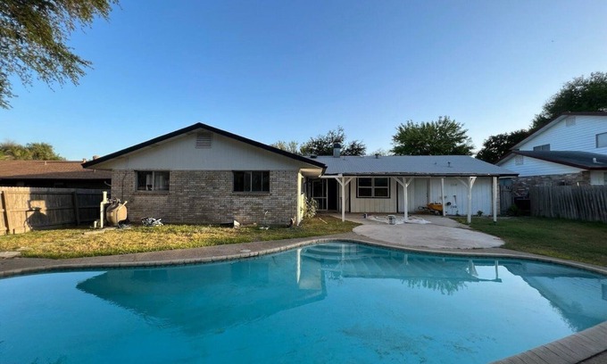 Universal City House | 4BR Home w/Pool Furnished Extended Stay near Randolph AFB Fast Wi-Fi W/D