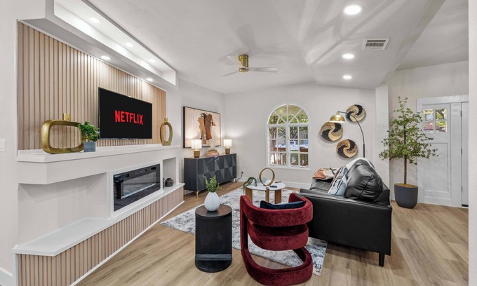 Kessler House | 4BR in Bishop Arts | Wifi + Deck + Pet Friendly