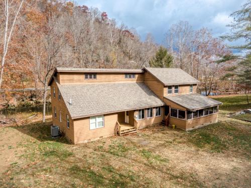 Kellysville House | 4BR Lodge on Wolf Creek - Fishing, Hiking, New River Fun and Hokie Weekends