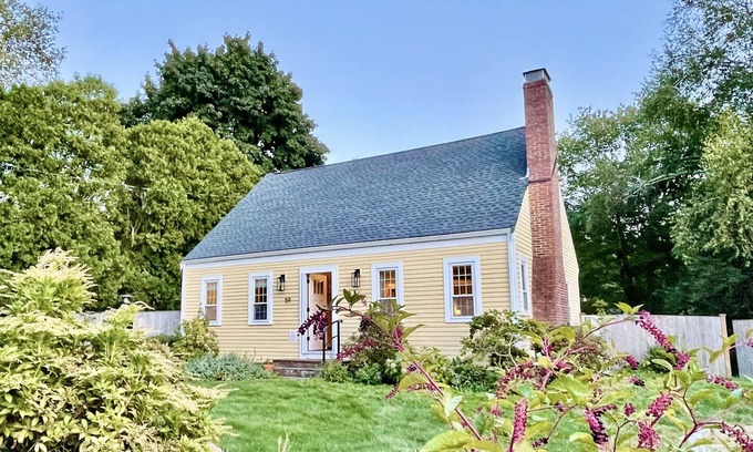 Newbury House | 4BR near Plum Island & Newburyport, sleeps 8