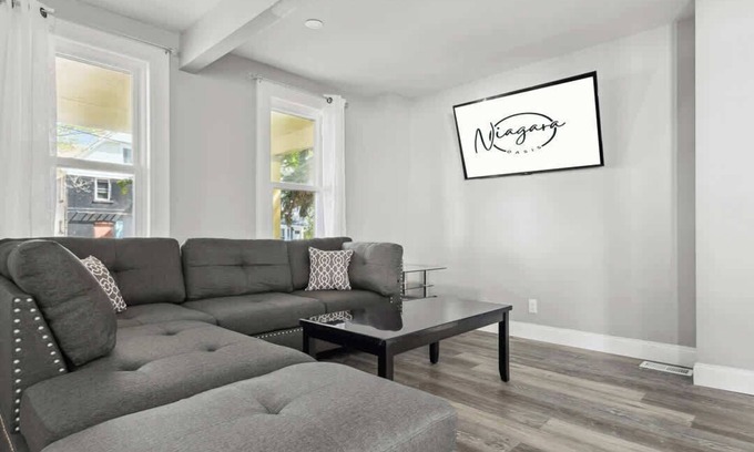 Downtown Niagara Falls House | 4BR Niagara Falls Home Free Parking + WiFi