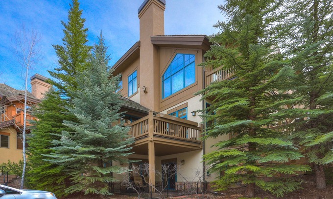 Edwards House | 4BR Plus Den Platinum Townhome, Walk to lift by RedAwning