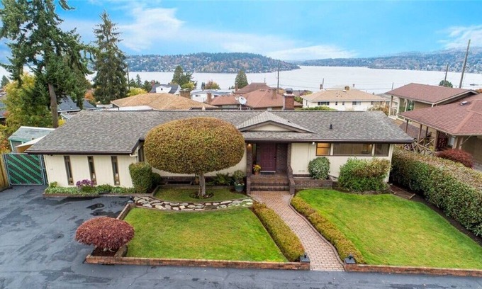 Bryn Mawr-Skyway House | 5 Bed home with a view! Close to shops, Seattle, and more!