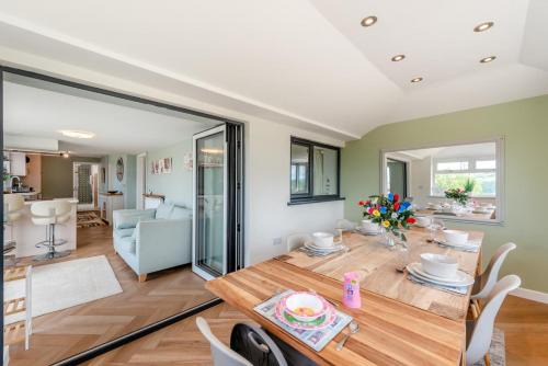 Kidwelly House | 5 Bed in Mynyddygarreg oc-c32367