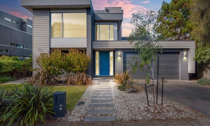 Torquay House | 5 Bedroom House - Sleeps 11 - Golf Course Views - Free Parking - Free WIFI