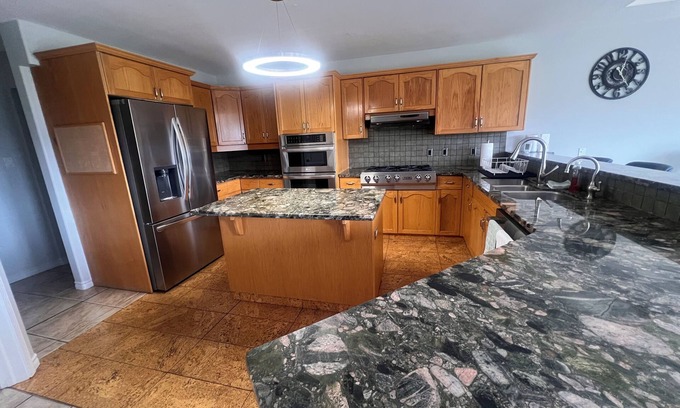 Jasper East House | 5 Bedrooms & 4 Baths - 2-minute DRIVE to Jasper National Park