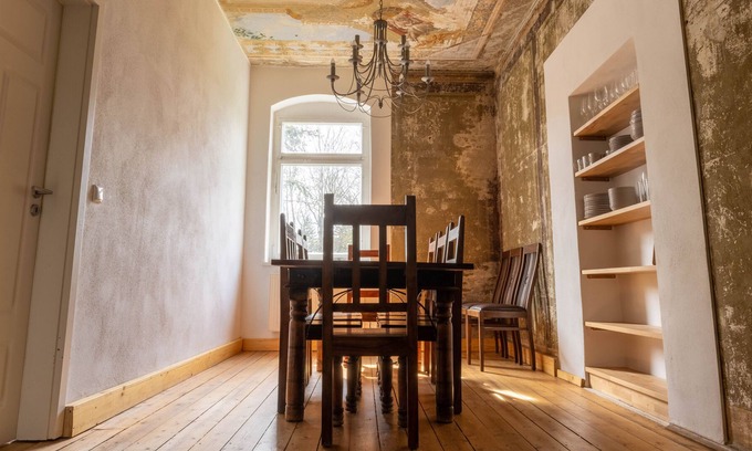 Mugeln Condo | 5 bedrooms with murals from 1890