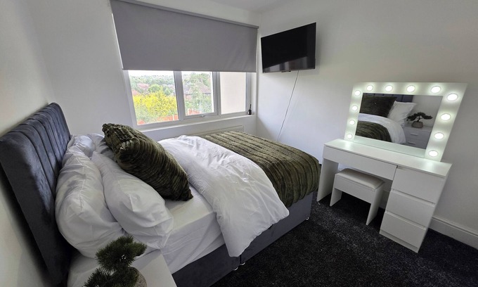 Woodthorpe House | 5 Beds, 7 Guests, Private Garden, Free Parking